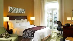 Luxe beddengoed, een kluis op de kamer, een bureau