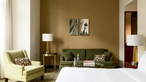 Luxe beddengoed, een kluis op de kamer, een bureau