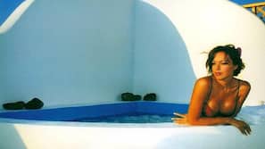 Outdoor spa bath