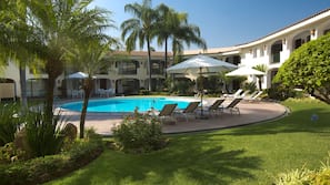 Una piscina al aire libre
