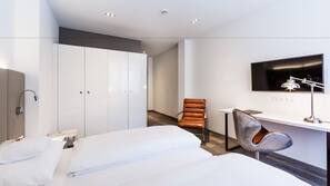 Allergikerbettwaren, Minibar, Zimmersafe, Schreibtisch