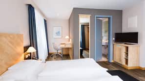 Allergikerbettwaren, Minibar, Zimmersafe, Schreibtisch