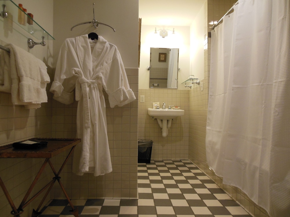 Bathroom, Inn on Broadway