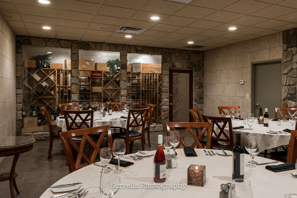 Dining, Inn on Broadway