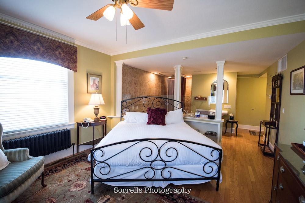 Room, Inn on Broadway