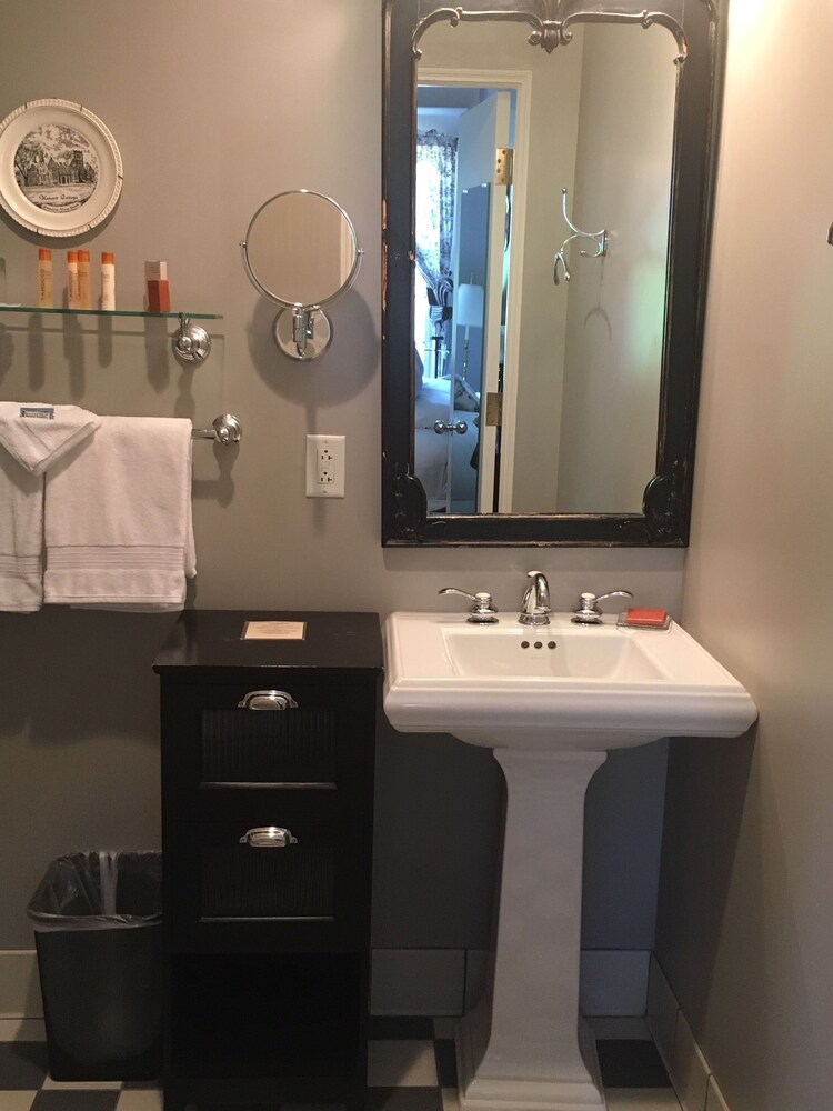 Bathroom amenities, Inn on Broadway
