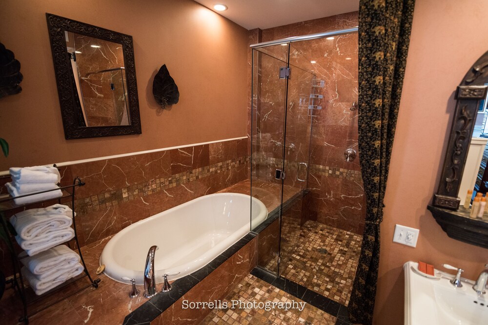 Bathroom shower, Inn on Broadway
