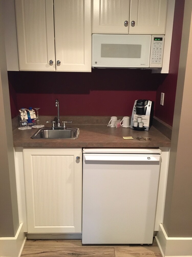 Private kitchenette, Inn on Broadway