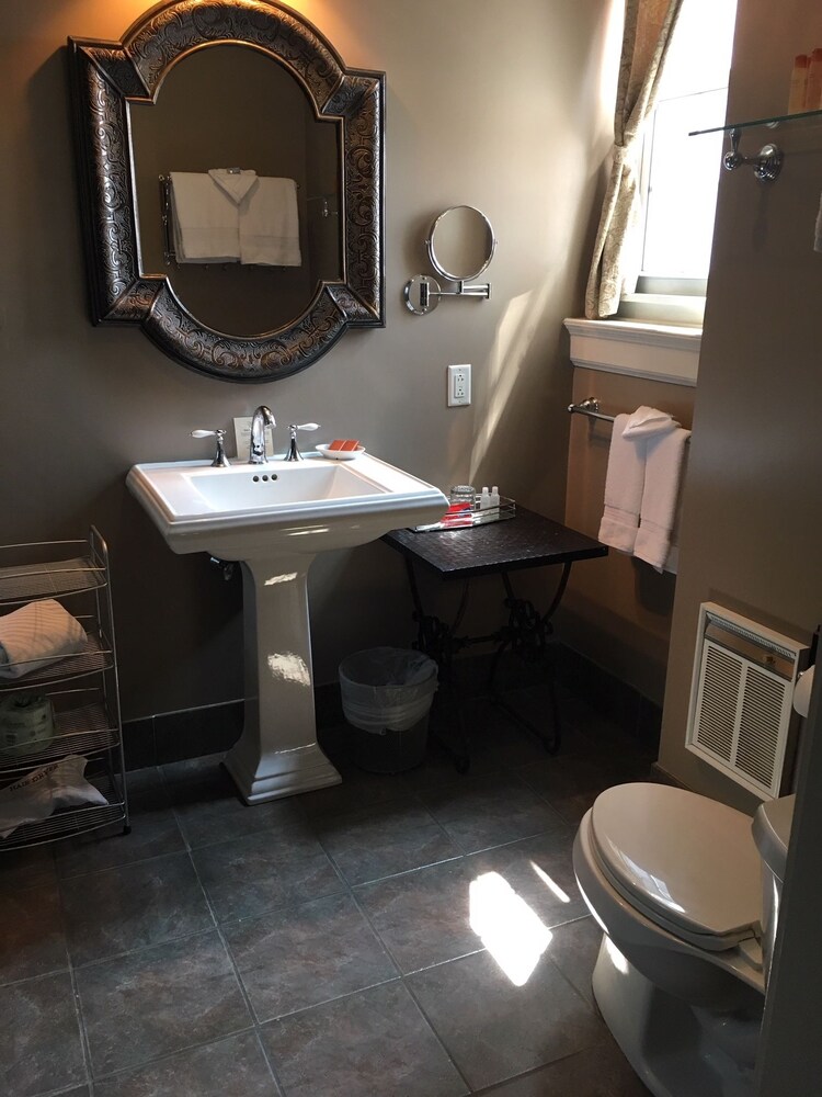 Room, Inn on Broadway