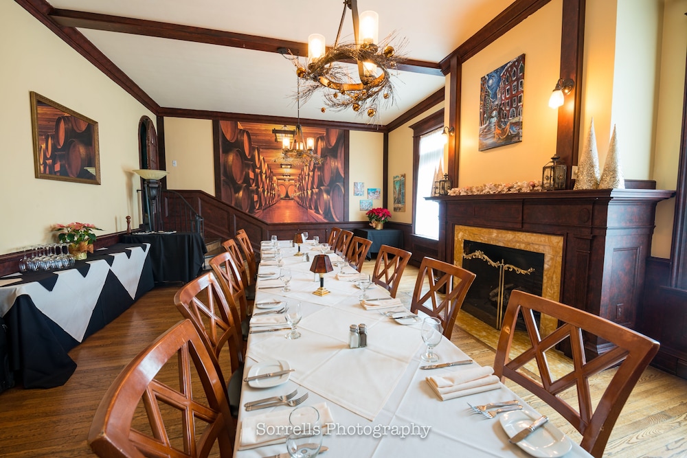 Dining, Inn on Broadway