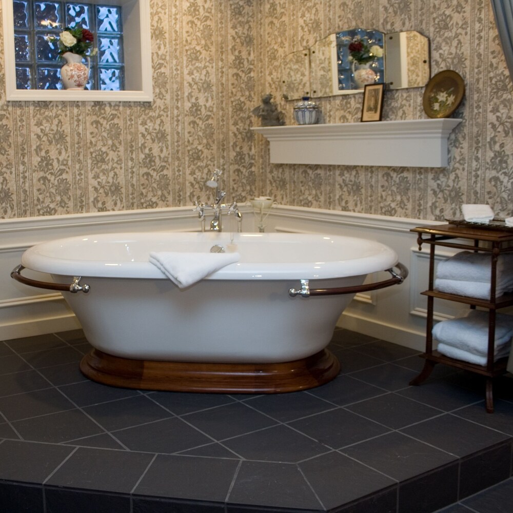 Deep soaking bathtub, Inn on Broadway