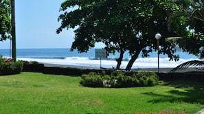 Ubicación a pie de playa, arena negra y surf