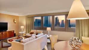 Hypo-allergenic bedding, minibar, in-room safe, desk