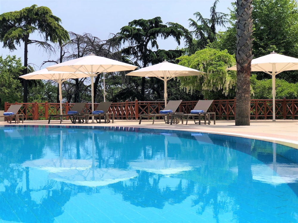 Outdoor pool, Swissotel The Bosphorus Istanbul