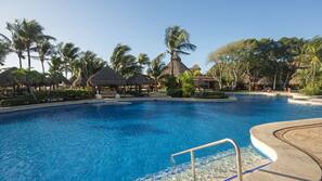 4 outdoor pools, pool umbrellas, sun loungers