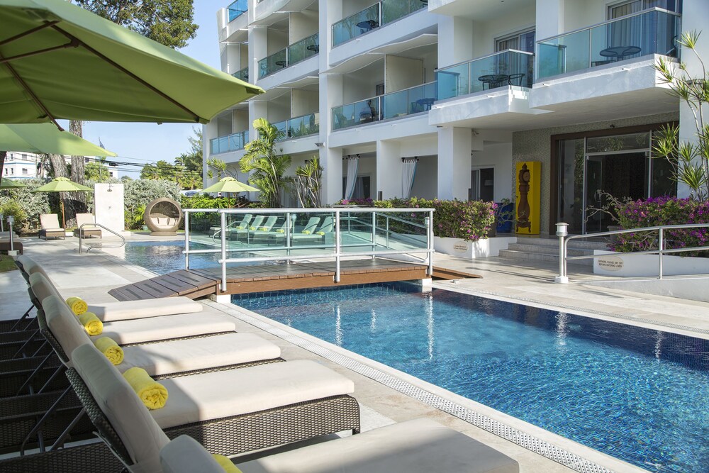 Jardines del alojamiento, South Beach by Ocean Hotels - Breakfast Included 