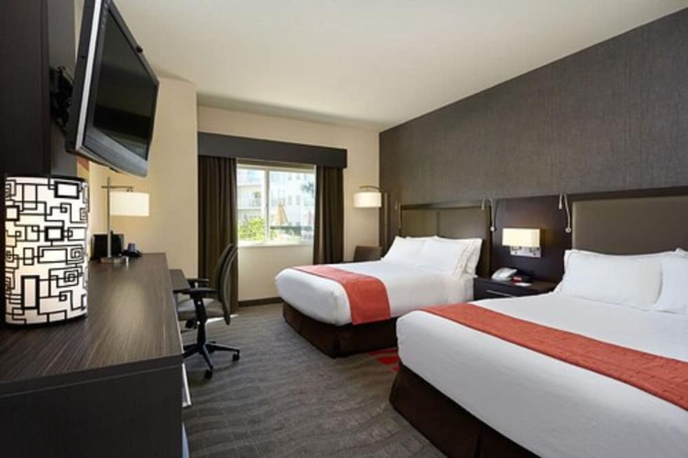 Holiday Inn Express Hotel Suites Naples Downtown 5th Ave Reviews