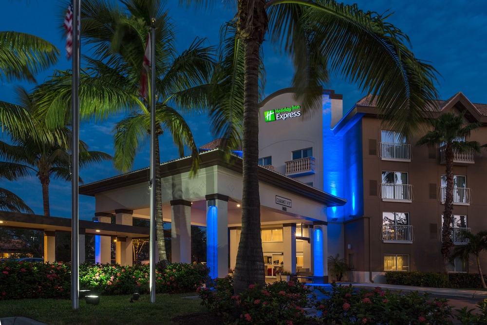 Holiday Inn Express Hotel & Suites Naples Downtown - 5th Ave, an IHG Hotel