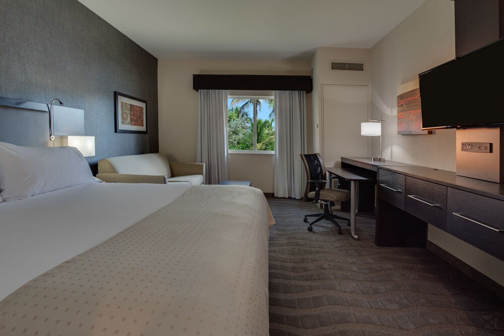 Holiday Inn Express Hotel & Suites Naples Downtown - 5th Ave, an IHG Hotel