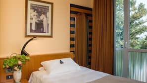 Ropa de cama hipoalergénica, minibar, caja fuerte y escritorio