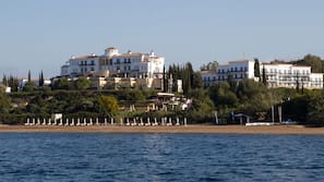 Plage, chaises longues, parasols, bar de plage