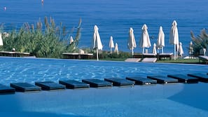 Piscine couverte, 3 piscines extérieures, parasols de plage
