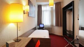 Een kluis op de kamer, een bureau, gratis wifi, beddengoed