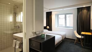 Een kluis op de kamer, een bureau, gratis wifi, beddengoed