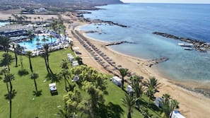 Am Strand, Liegestühle, Sonnenschirme, Wasserski