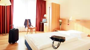 Allergikerbettwaren, Minibar, Zimmersafe, Schreibtisch