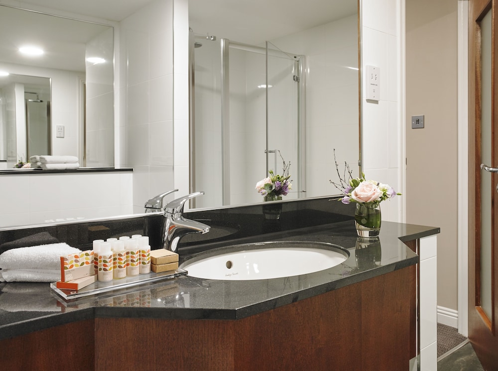 Bathroom, Camden Court Hotel