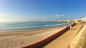 Ubicación cercana a la playa, arena blanca y toallas de playa