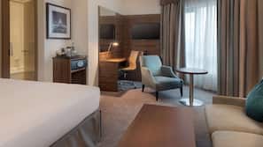 Hypo-allergenic bedding, in-room safe, desk, laptop workspace