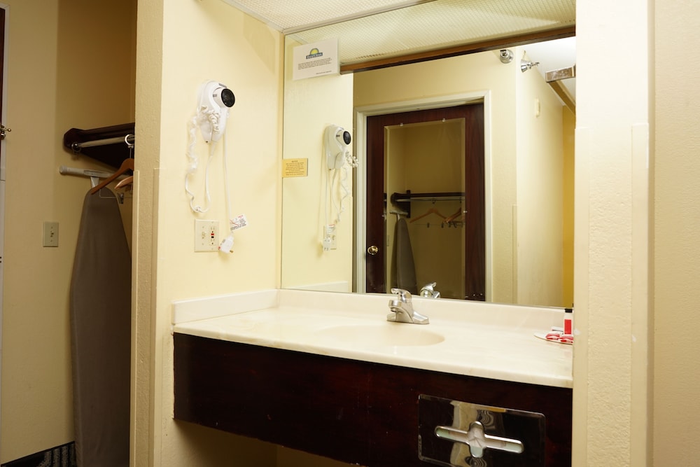 Bathroom, Days Inn & Suites by Wyndham Harvey / Chicago Southland