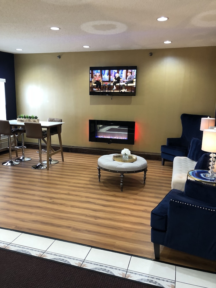 Lobby sitting area, Days Inn & Suites by Wyndham Harvey / Chicago Southland