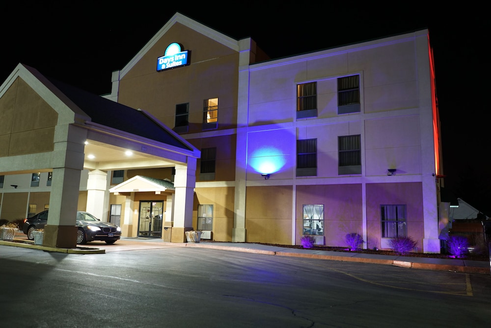 Exterior, Days Inn & Suites by Wyndham Harvey / Chicago Southland