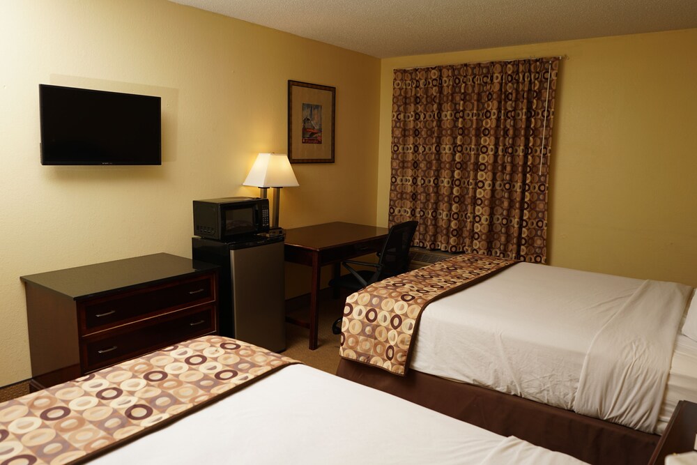 Room, Days Inn & Suites by Wyndham Harvey / Chicago Southland