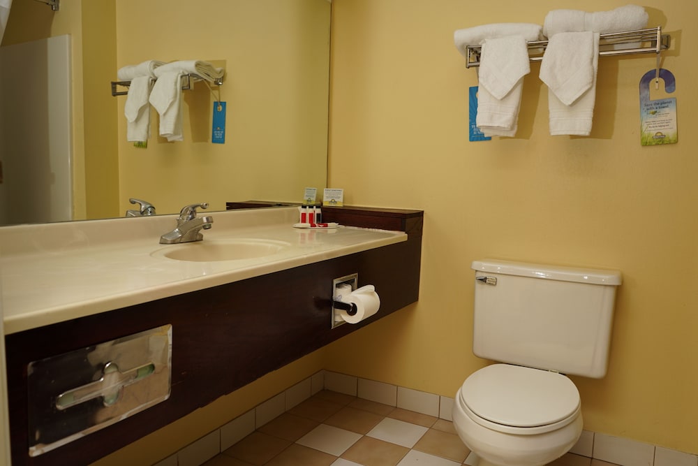 Bathroom, Days Inn & Suites by Wyndham Harvey / Chicago Southland