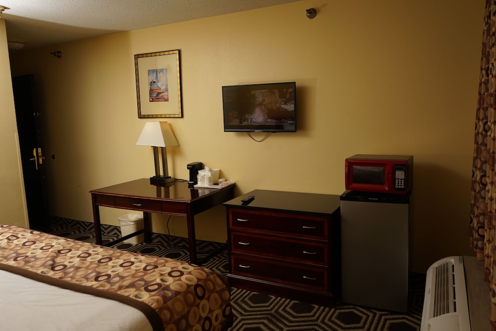 Room, Days Inn & Suites by Wyndham Harvey / Chicago Southland