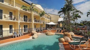2 outdoor pools