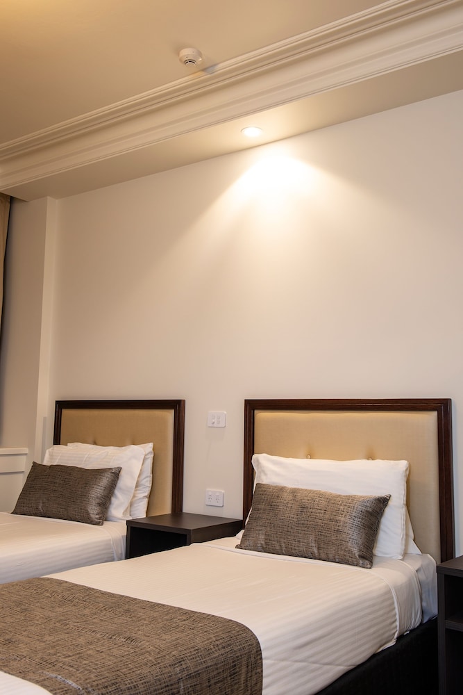 Burke And Wills Hotel Deals Reviews Toowoomba Aus Wotif Curly Selected Item