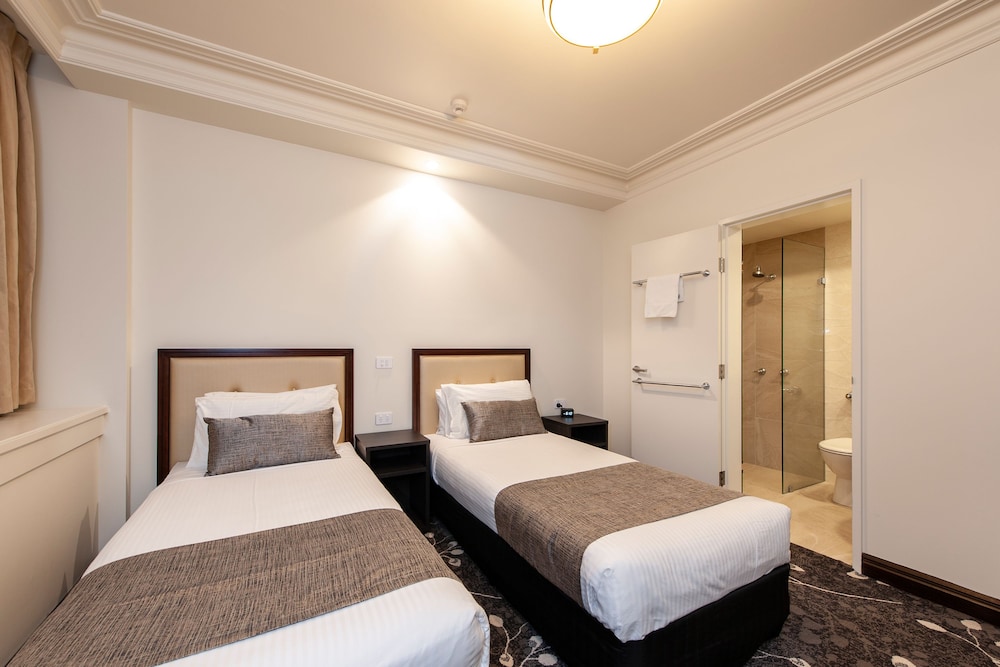 Burke And Wills Hotel Deals Reviews Toowoomba Aus Wotif Curly Selected Item