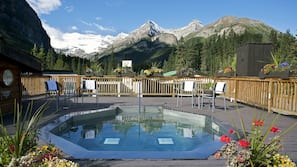 Outdoor spa bath