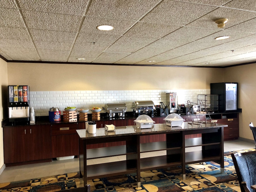 Breakfast area, Country Inn & Suites by Radisson, Mt. Pleasant-Racine West, WI