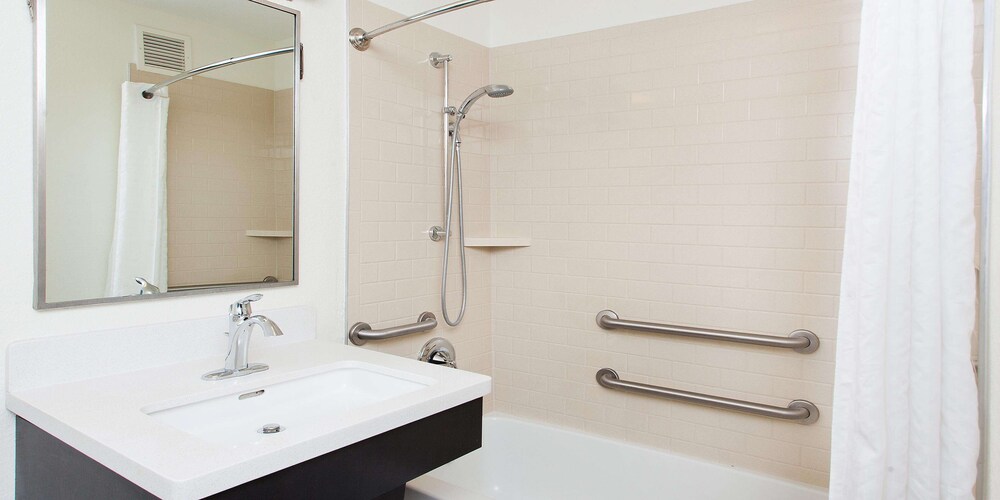 Bathroom, Sonesta Simply Suites Des Moines