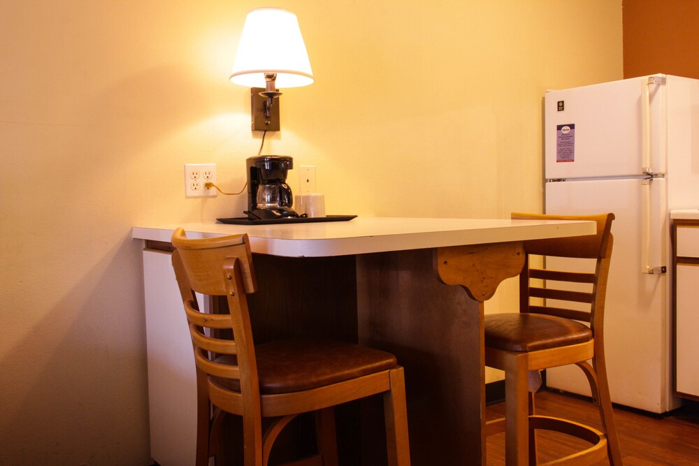 In-room dining, Suburban Extended Stay