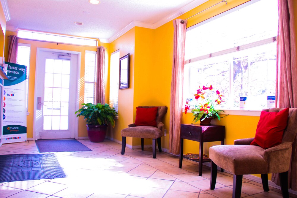 Lobby sitting area, Suburban Extended Stay