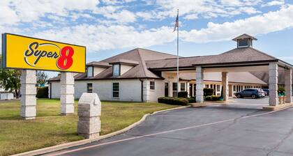 Super 8 by Wyndham Cleburne