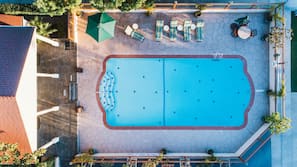 Piscine extérieure, parasols de plage, chaises longues