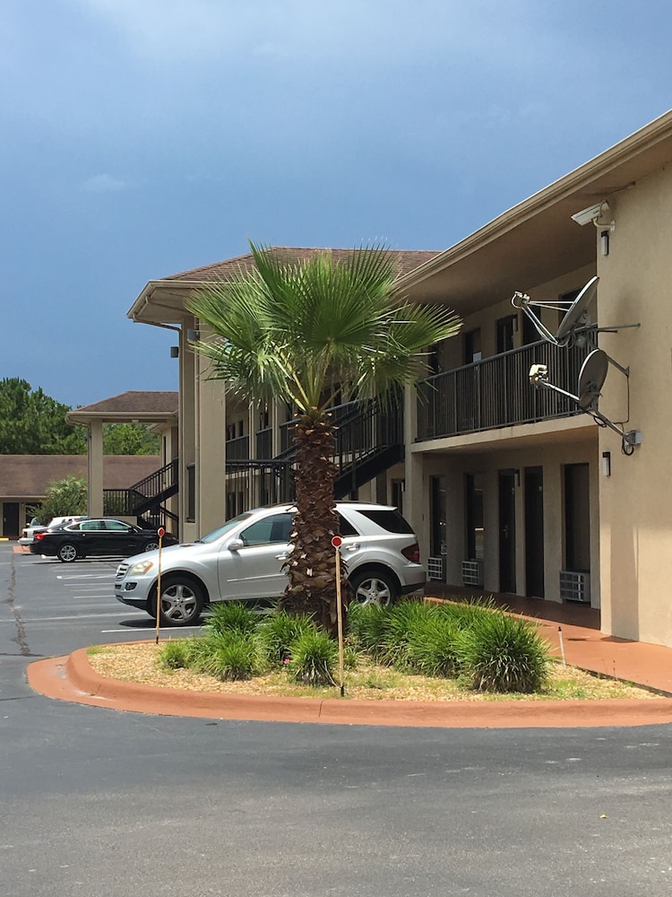 Days Inn by Wyndham Lake City I-10